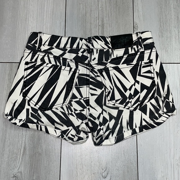 AI authentic icon black and white geometric funky retro pattern jean shorts 25 - Picture 10 of 10